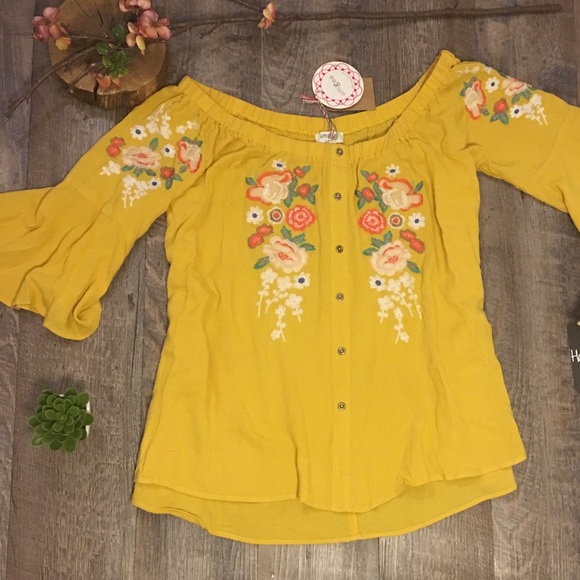 Umgee Tops - NWT UMGEE OFF SHOULDER BELL SLEEVE BLOUSE